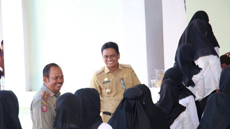 Bupati Barru Suardi Saleh memberi motivasi langsung kepada para peserta tes CPNS di Islamic Center, Senin (24/2/2020).