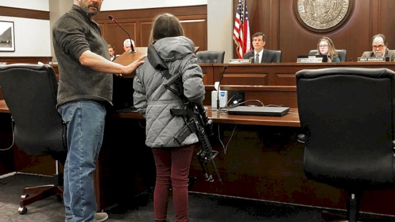 Bailey Nielsen datang dengan senapan.