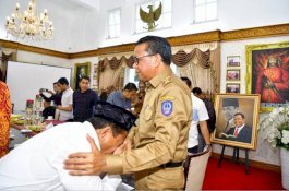 Jumras Minta Maaf Sambil Cium Tangan, Gubernur NA: Beliau Sebenarnya Orang yang Sangat Baik