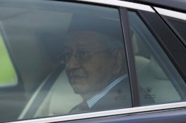 Dua Hari Setelah Mengundurkan Diri, Mahathir Mohamad Kembali Bekerja