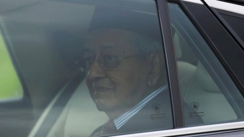 Perdana Menteri Malaysia Mahathir Mohamad meninggalkan Istana Nasional di Kuala Lumpur pada 24 Februari 2020. FOTO: (EPA-EFE)