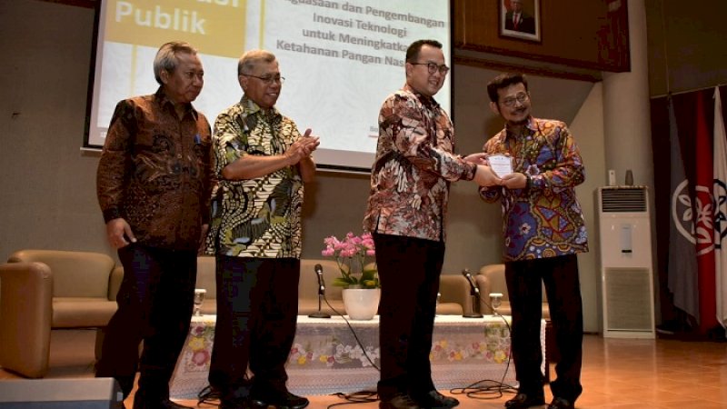 Rektor IPB Arif Satria menyerahkan cendera mata kepada Menteri Pertanian, Syahrul Yasin Limpo, Selasa (24/2/2020).