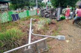 Angkut Durian Palopo ke Makassar, Pikap Terbalik di Pitumpanua Usai Tabrak Tiang Listrik