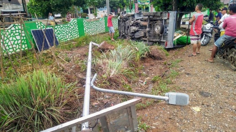 Mobil pikap pengangkut durian terbalik di Pitumpanua, Wajo, Selasa (25/2/2020).