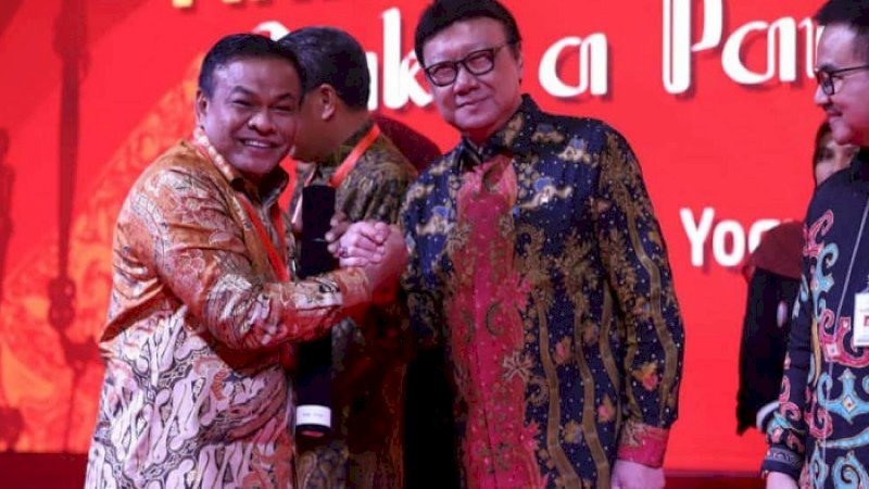 Bupati Bone, Dr H Andi Fahsar M Padjalangi salam komandi dengan MenPAN-RB, Tjahjo Kumolo.