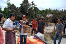 BPBD Luwu Utara Serahkan Bantuan Korban Kebakaran di Sabbang