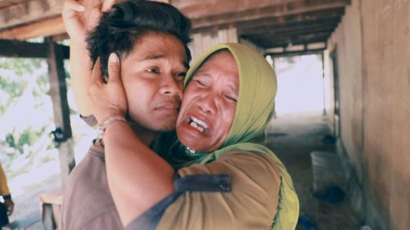 Iwan semula tidak membalas pelukan dari ibu kandungnya (Foto: BBCNewsIndonesia)