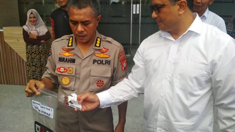 Dirnarkoba Polda Sulsel, Kombes Pol Hermawan (kanan) dan Kabid Humas Polda Sulsel, Kombes Pol Ibrahim Tompo menunjukkan barang bukti tembakau sintetis.