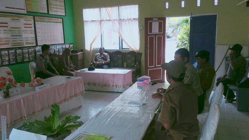 Kapolsek Kelara, Iptu Bakrie berkunjung ke SD Pangi, Selasa (25/2/2020)