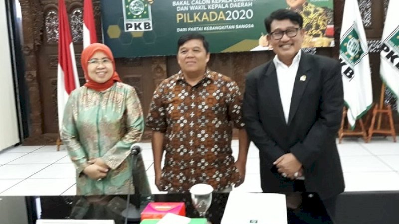 Syamsuddin Alimsyah diapit Andi Muawiyah dan Siti Mukarromah.&nbsp;