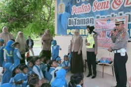 Murid TK Negeri Pembina Belajar Cara Menyeberang Jalan dari Bapak Polisi