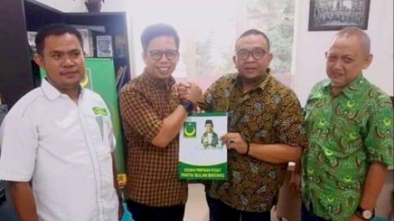 Tomy Satria Yulianto (kedua dari kiri) saat menerima rekomendasi dari DPP PBB. Foto: IST