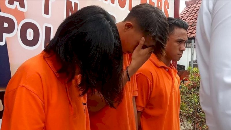 Rambut Miftaful Nurhaerah (kiri) menutupi wajahnya. Dia tertunduk malu dan mengenakan baju tahanan Polres Gowa.