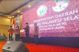 Kenakan Belangkon, Wagub Sulsel Terima Penghargaan Arsip Nasional di Surakarta