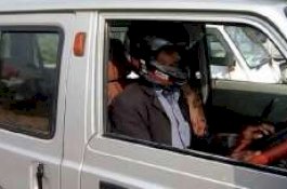 Tidak Pakai Helm, Pengendara Mobil di India Kena Tilang