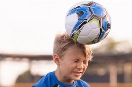 Otoritas Sepak Bola Inggris Larang Anak-anak Sundul Bola