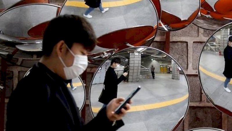 Seorang pria memakai masker di Seoul, Korea Selatan, 24 Februari 2020. (Reuters)