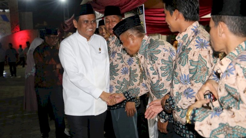 Bupati Barru, Suardi Saleh (kemeja putih).