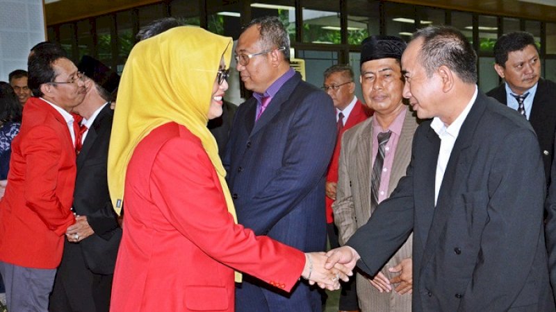 Rektor Unhas Prof Dwia Aries Tina memberi selamat kepada pejabat baru.