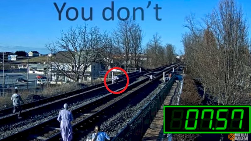 Bayi yang diselamatkan kakaknya di rel kereta api.