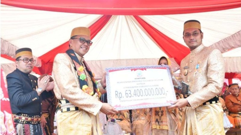 Gubernur Sulsel, Nurdin Abdullah menyerahkan bantuan secara simbolis kepada Bupati Sinjai, Andi Seto Asapa, Kamis (27/2/2020). 