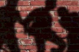 Kepergok Mesum dengan Bini Orang, Suami Dua Istri Ini Diarak Telanjang Keliling Desa