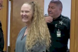 Dihukum 30 Tahun Penjara karena Tikam Ayah 69 Kali, Wanita Tersenyum Ceria di Depan Keluarga