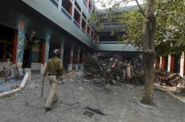 Marah Pada Trump, Gerombolan Ini Hancurkan Sekolah Menggunakan Dua Tali