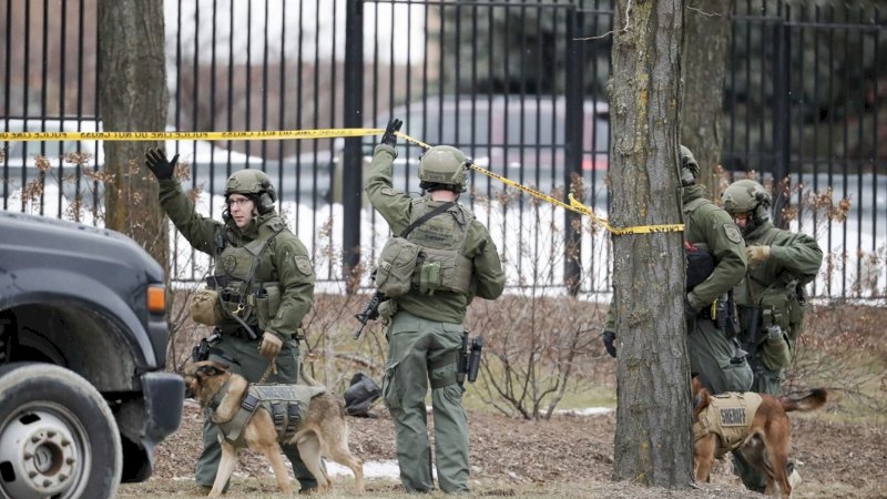 Polisi melakukan olah tempat kejadian perkara.