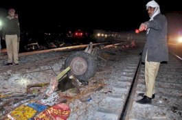 20 Orang Tewas Dalam Tabrakan Kereta Api dan Bus di Pakistan