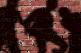 Kedapatan Berhubungan Intim Dengan Istri Orang, Pria Beristri Dua Diarak Telanjang