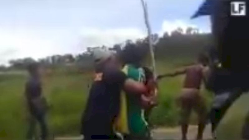 Cuplikan penganiayaan sopir truk oleh warga di jalan Trans Nabire. 