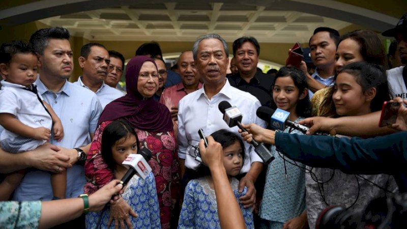 Tan Sri Muhyyiddin Yassin bersama keluarga di kediamannya.