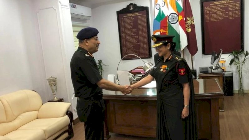 Madhuri Kanitkar (kanan)