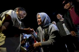 Hujan dan Becek Tak Halangi Antusias Masyarakat Ikuti Program Semalam di Desa Lutra