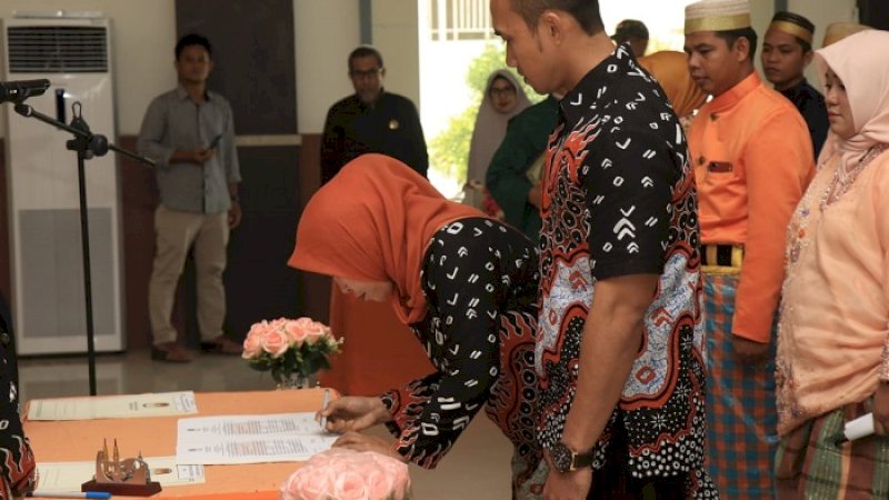 Anggota PPK di Barru meneken berita acara pelantikan.