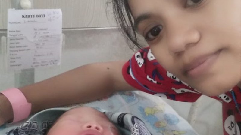 Irmawati dan bayinya.