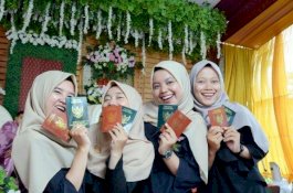 Gelar Resepsi Bareng Tiga Putrinya, Janda di Ciamis Ini Ternyata Nikahi Pria 10 Tahun Lebih Muda