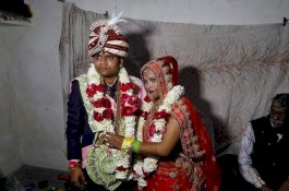 Menangis karena Kerusuhan, Pernikahan Pasangan Hindu Ini Diamankan Tetangga Muslim