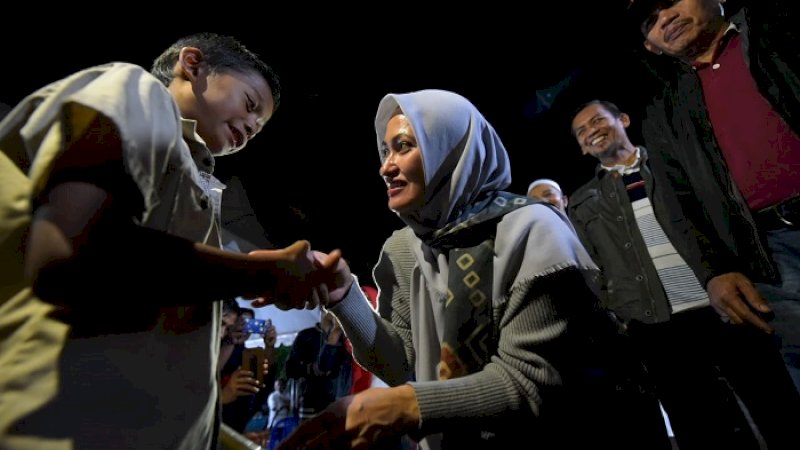 Bupati Luwu Utara, Indah Putri Indriani menyapa seorang bocah di Desa Tulak Tallu, Sabtu malam (29/2/2020).