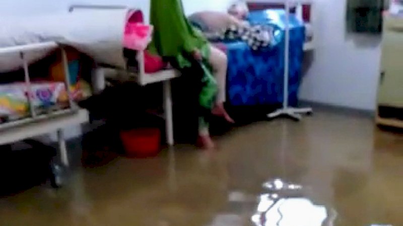 Salah satu ruangan yang tergenang air di RSUD Lamaddukelleng, Wajo.  