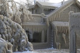 Rumah-rumah Tertutup Es yang Membeku, Penghuni Terpaksa Memahat Pintu
