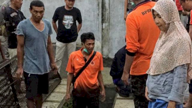 Petugas membersihkan RSUD Lamaddukelleng usai tergenang banjir.