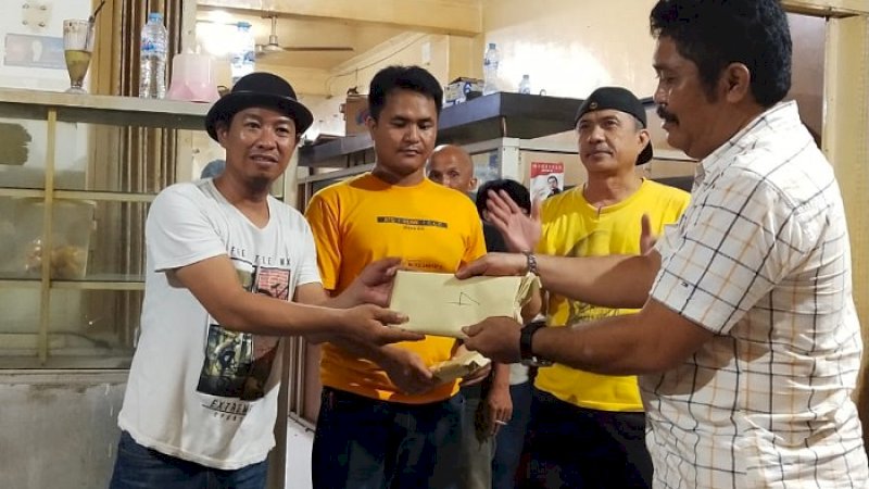 Penyerahan hadiah lomba domino oleh pengurus Pordi Sulsel.