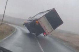 Dramatis, Ganasnya Tiupan Badai di Irlandia Hampir Bikin Bus Terjungkal