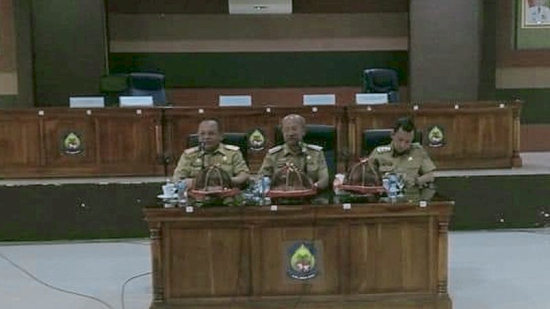 Bupati Jeneponto, Iksan Iskandar diapit sekda dan wabup.