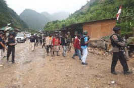 Giliran Mobil Patroli Polsek Tembagapura Ditembaki OPM, Satu Polisi Luka Kena Serpihan Kaca