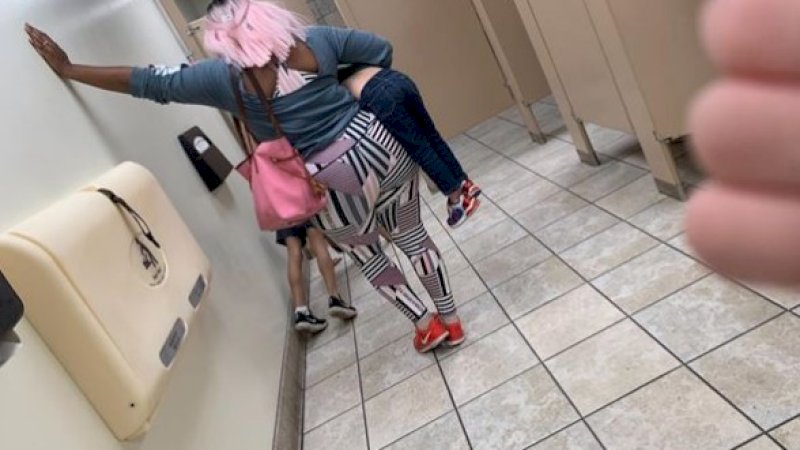 Ibu yang hukum anaknya dengan push up.