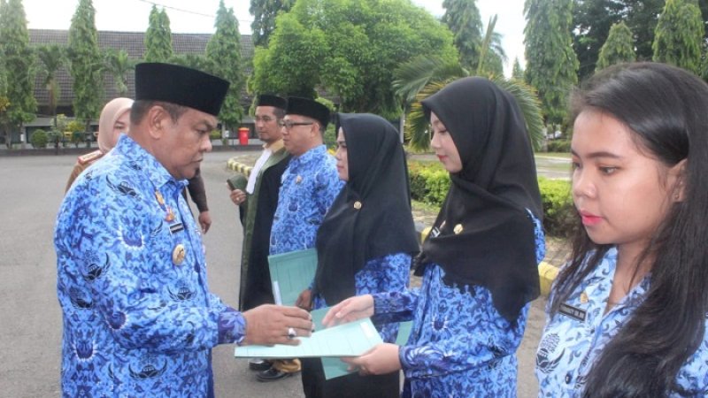 Bupati Bone, Andi Fahsar Padjalangi menyerahkan SK kepada 379 ASN di Bone, Senin (2/3/2020).