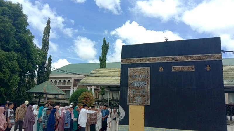 Suasana manasik umrah jemaah  Pakem Tours Cabang Makassar.